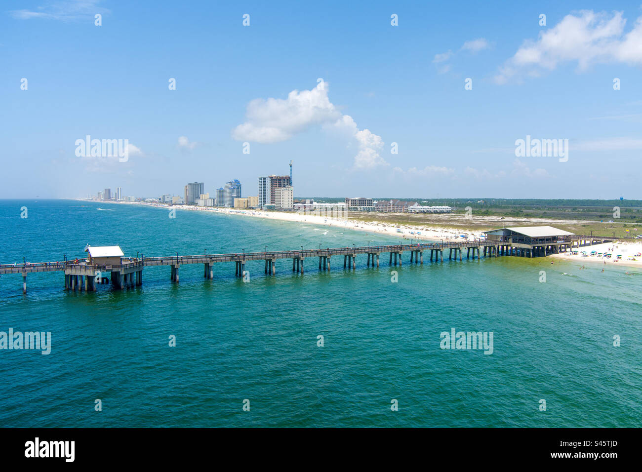 Pier am Strand in Gulf Shores, Alabama Stockfoto