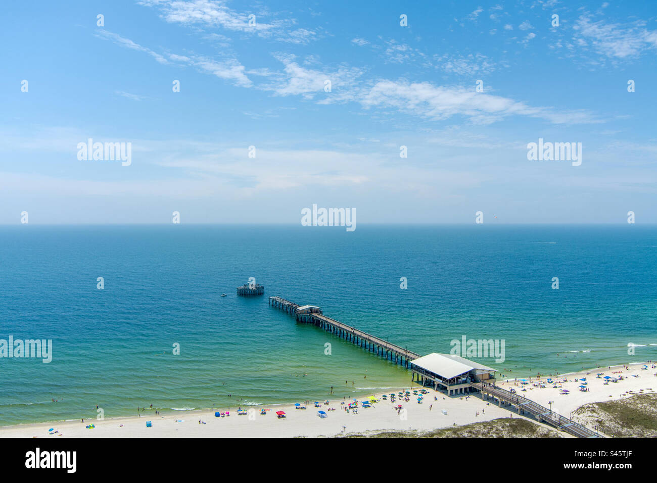Pier am Strand von Gulf Shores Stockfoto