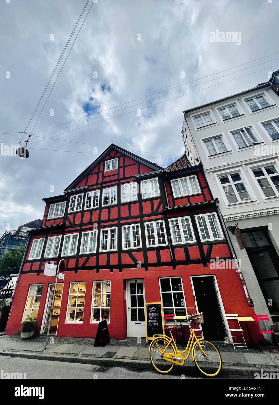 Ein wunderschönes altes Gebäude im Zentrum von Kopenhagen, Dänemark. - Smartphone-aufgenommenes Stockfoto