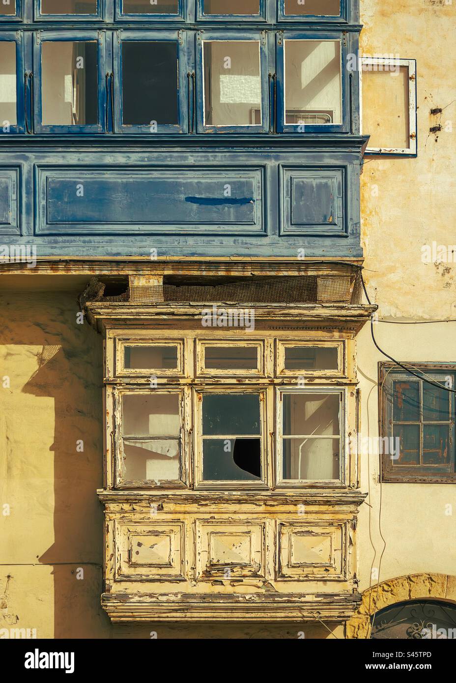 Verfallene Fensterkästen in Valletta, Malta Stockfoto