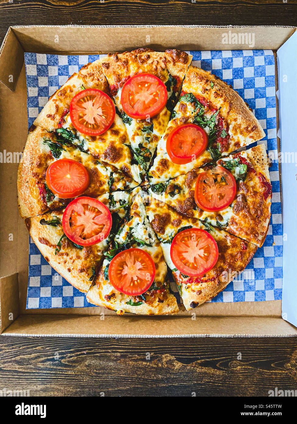 Volle Pizza in einer Schachtel zum Mitnehmen. Stockfoto