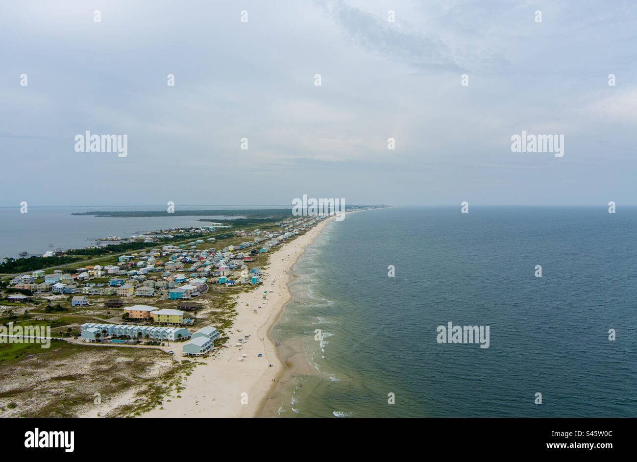Drohnenfotografie eines bewölkten Himmels über dem Strand Stockfoto