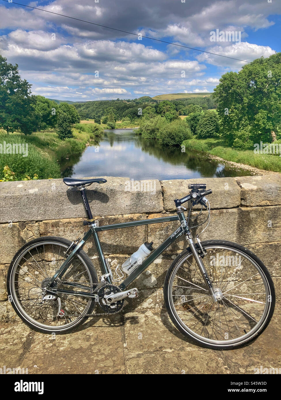 Pace RC200 F5 Mountain Bike auf der Bolton Bridge North Yorkshire Stockfoto
