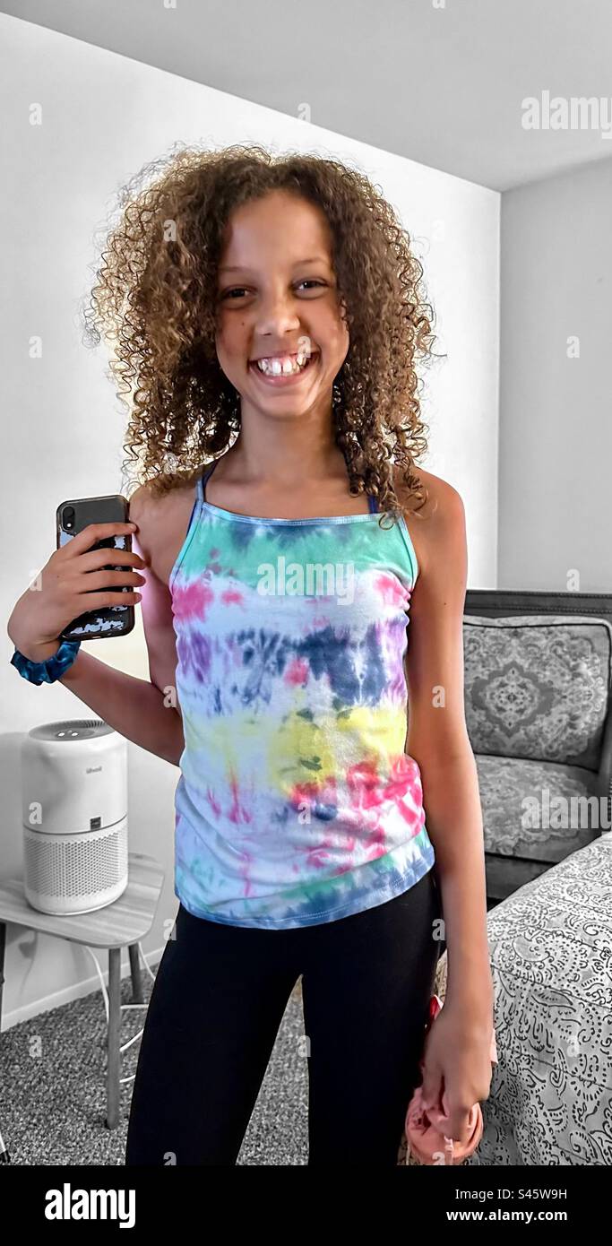 Ein Mädchen in einem Batiktop Stockfoto