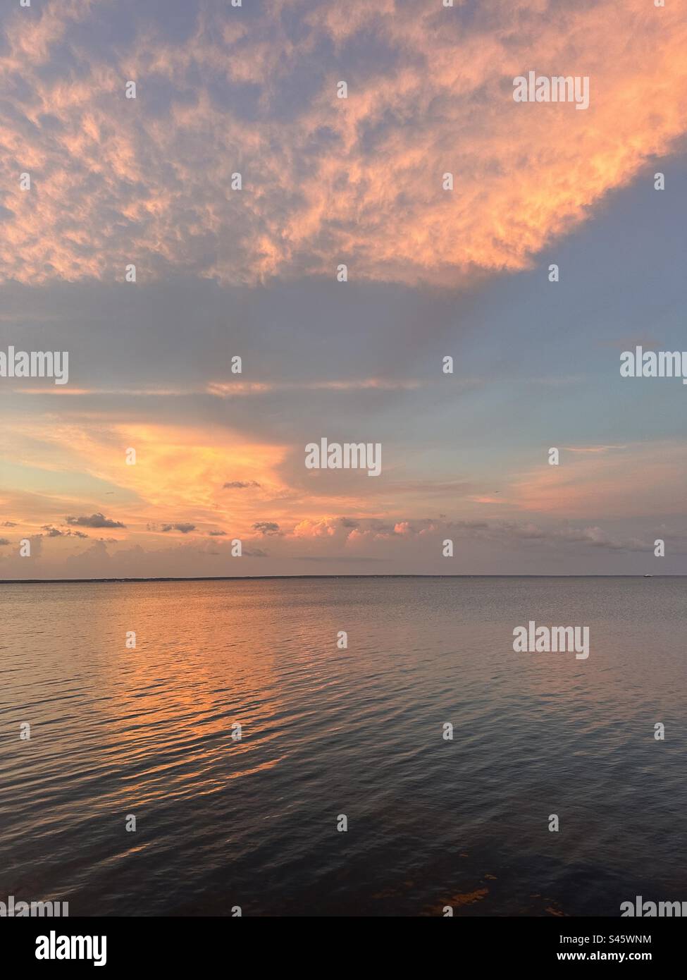 Lebhafter Sonnenuntergang über dem Choctawhatchee Bay Florida Panhandle Stockfoto