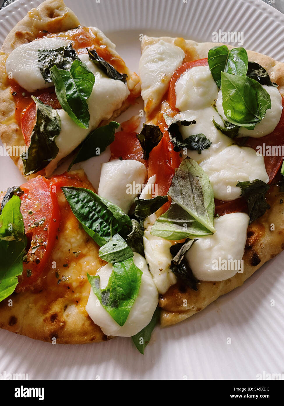 Nahaufnahme einer frisch gebackenen hausgemachten Margherita Pizza Stockfoto