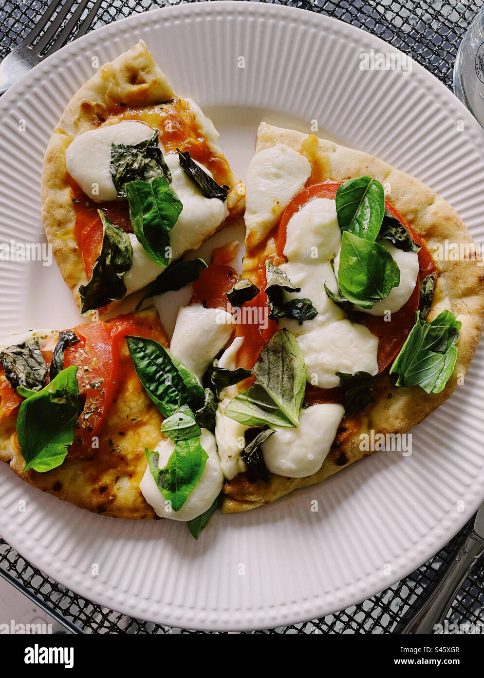 Nahaufnahme einer hausgemachten Margherita-Pizza Stockfoto