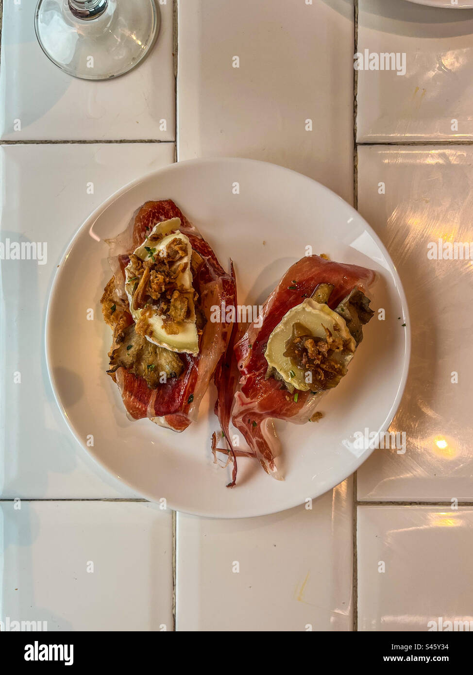 Traditionelle Pintxos in Bilbao, Spanien - Smartphone-aufgenommenes Stockfoto
