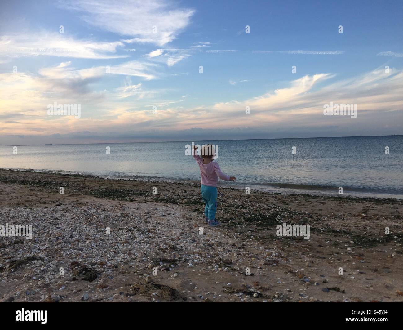 Steine ins Meer werfen auf der Insel Leysdown von sheppey Stockfoto