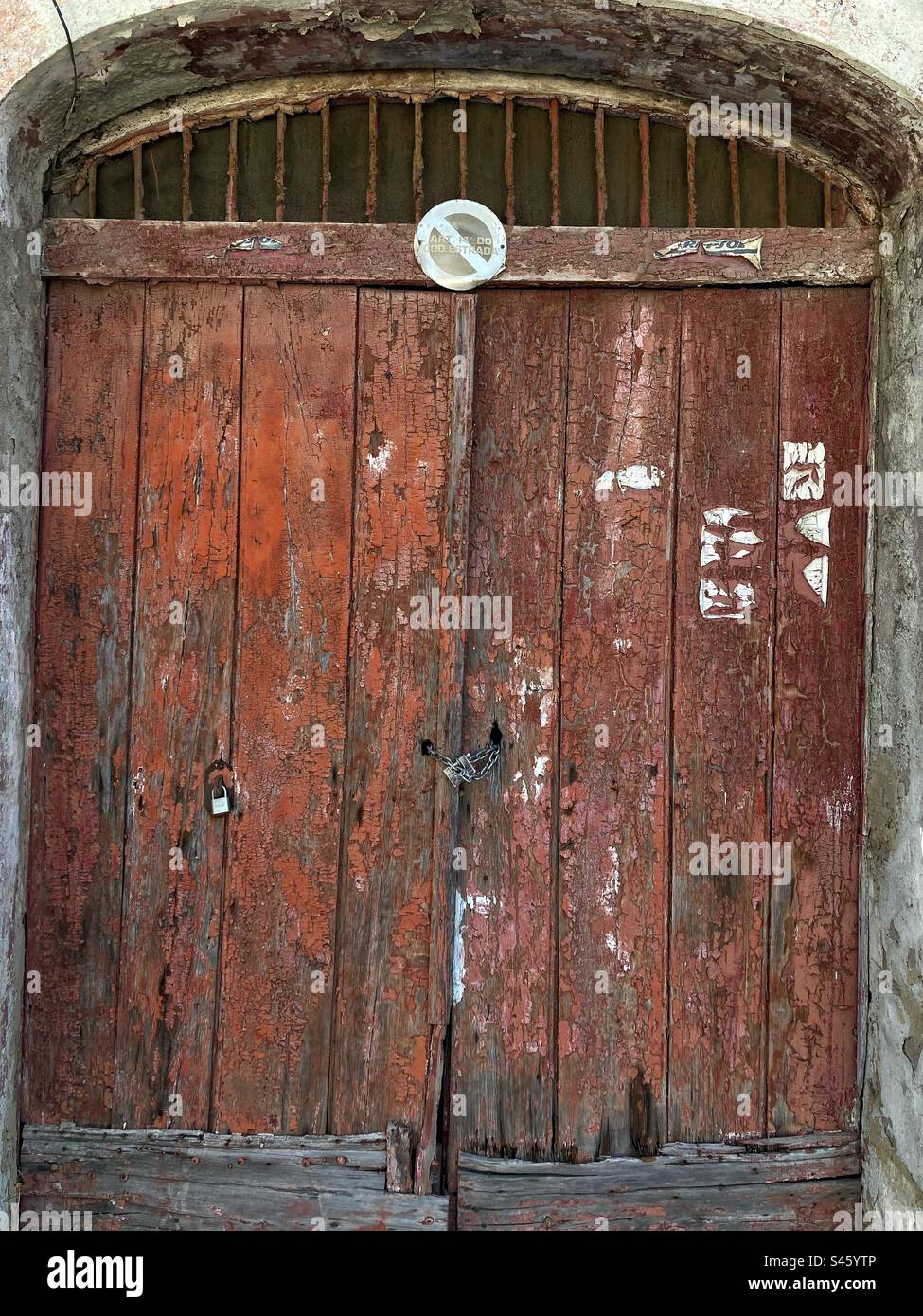 Alte rote Holztüren mit Textur - Smartphone-aufgenommenes Stockfoto