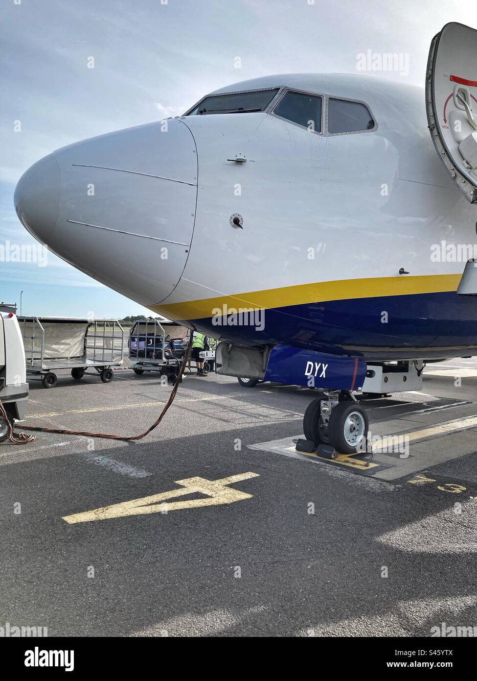 Ryan Air Flugzeug am Bournemouth Flughafen macht sich bereit zum Abflug. Stockfoto