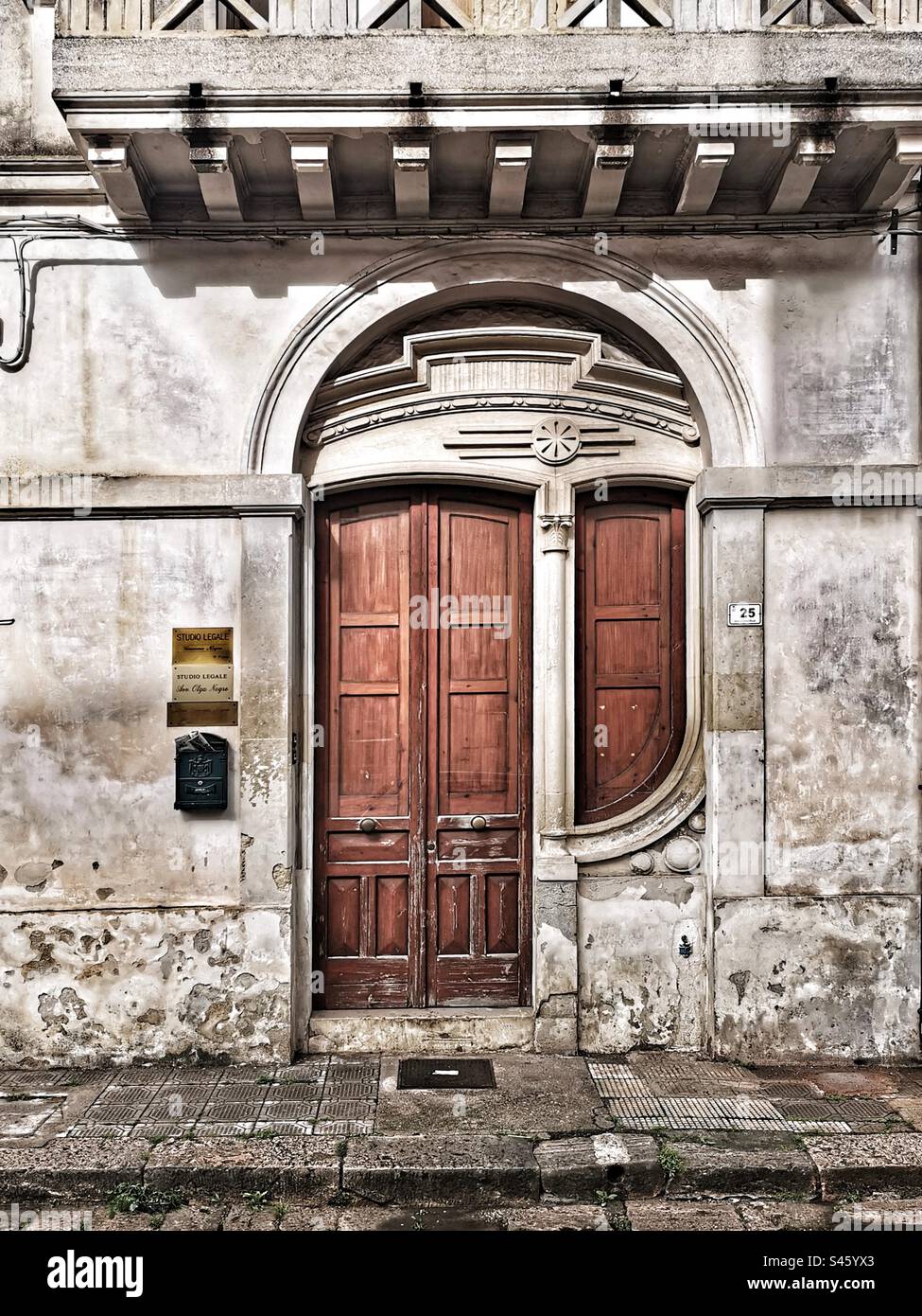 Art déco-Eingangstür in Italien Stockfoto