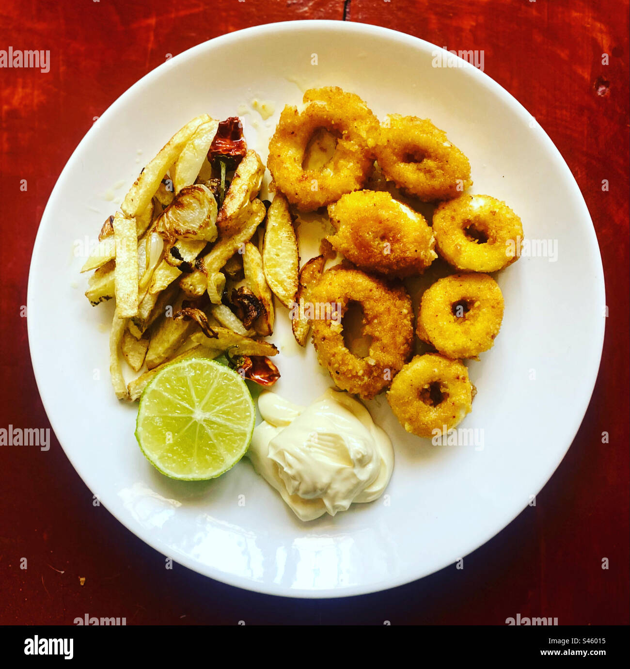 Gebratene Kartoffeln, panierter Tintenfisch, Mayonnaise und Zitrone in Queretaro, Mexiko Stockfoto