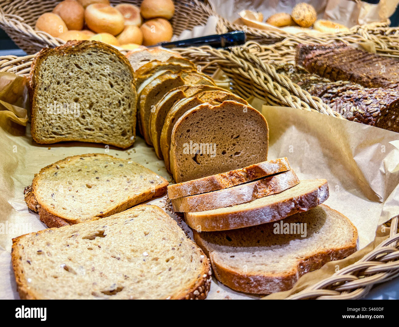 Körbe Vollkornbrot - Smartphone-aufgenommenes Stockfoto