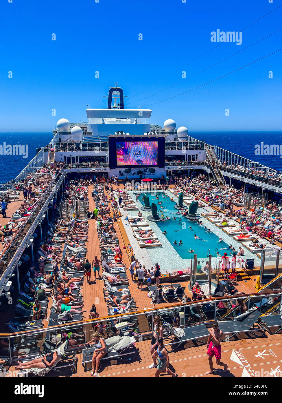 MSC virtuosa Kreuzfahrtschiff, das auf dem Alboran Meer im Mittelmeer segelt - Smartphone-aufgenommenes Stockfoto