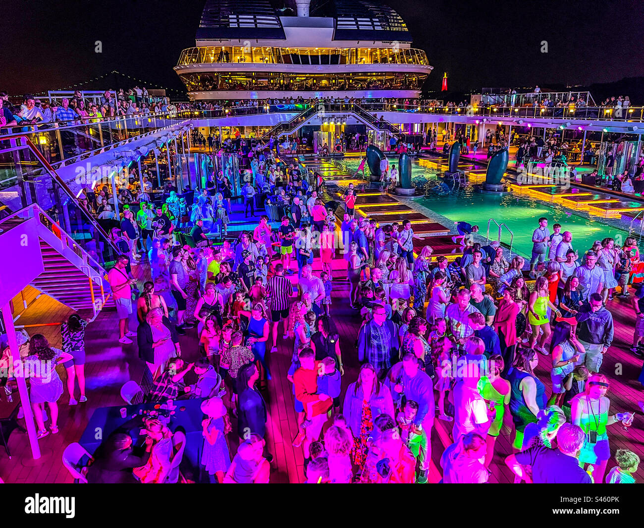 Poolparty auf MSC Virtuosa bei Nacht auf dem Tejo in Lissabon, Portugal Stockfoto