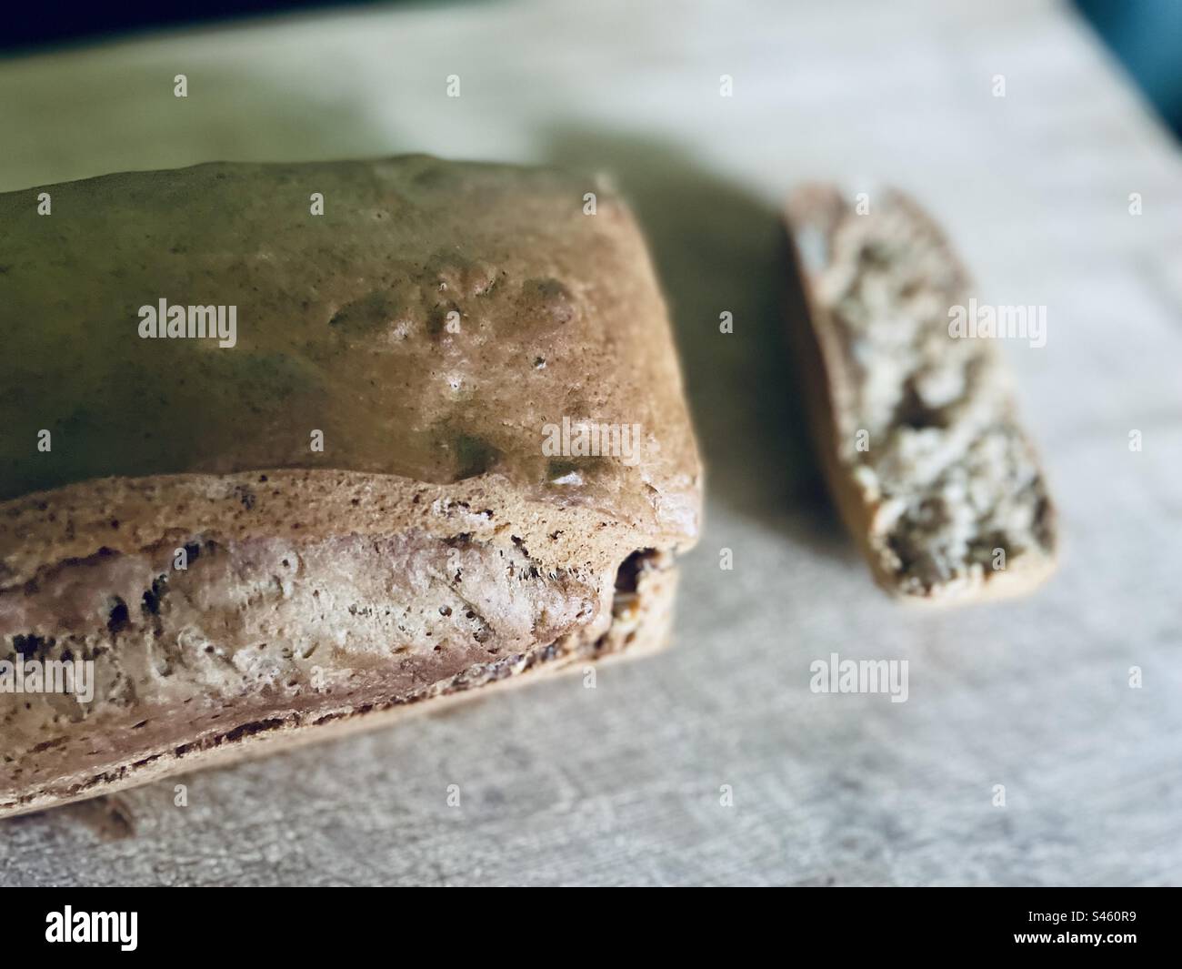 Frisch zubereitetes und noch heißes Bananen- und Walnussbrot, in der Airfryer für nur 30 Minuten gekocht. Stockfoto