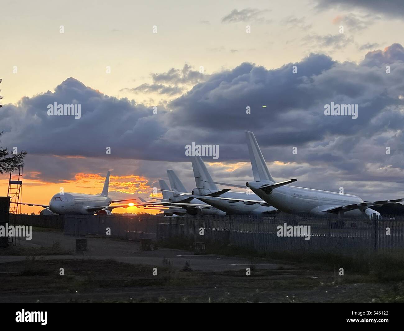 Cotswold Airport bei Sonnenuntergang Stockfoto