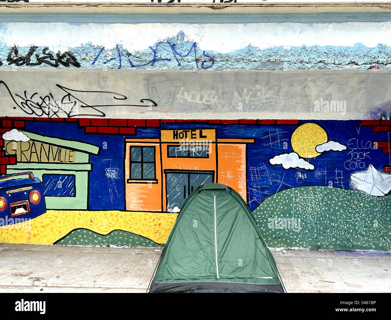 Ein obdachloses, grünes Zelt in der Nähe des Strandes in Ramsgate UK. Neben dem Graffiti eines Hotels - Smartphone-aufgenommenes Stockfoto