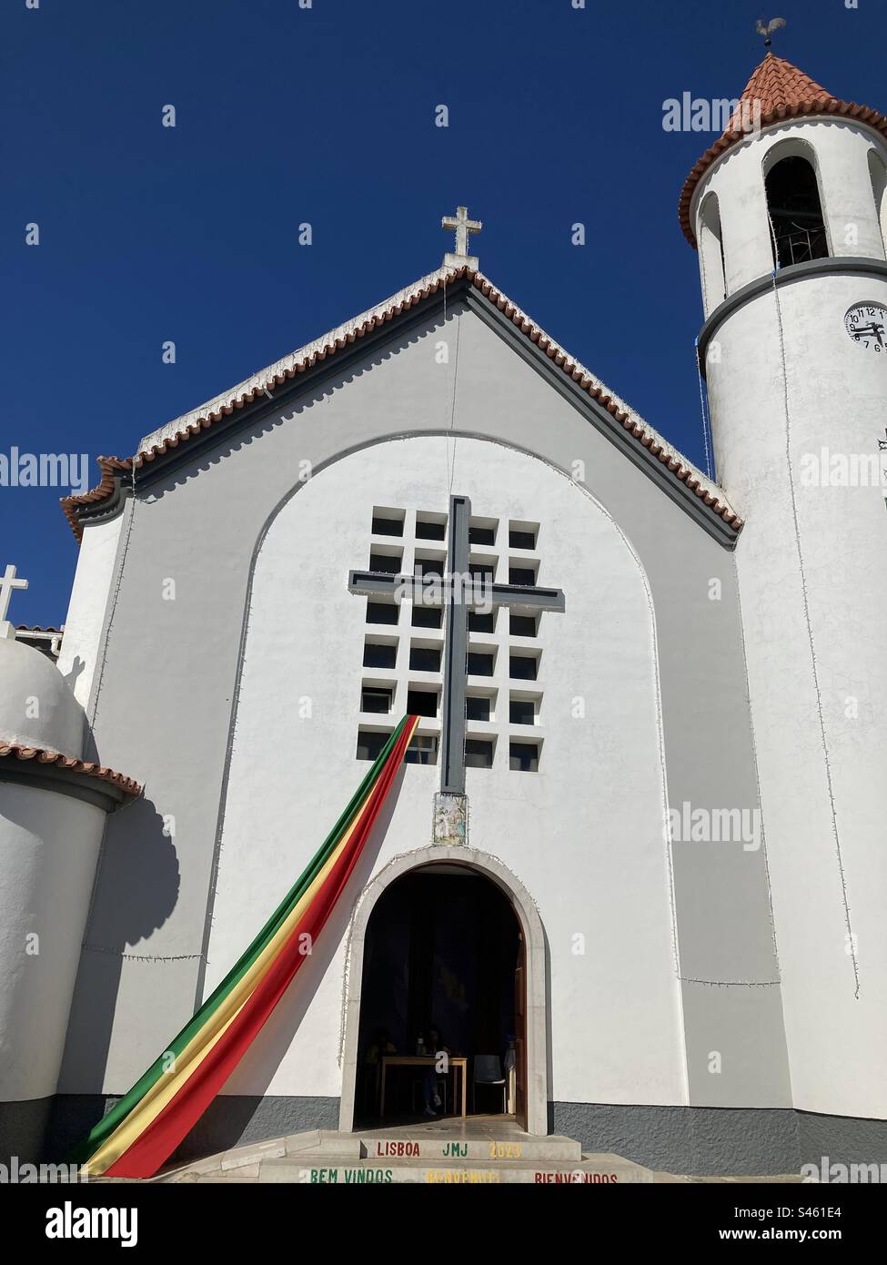 Kirche Santo Antônio ( Barreiro-rat, Süden ).Entgegennahme und Bereitstellung von Informationen für junge Menschen, die an einer Jugendreise und einem Papstbesuch in Portugal teilnehmen. JMJ ( jornada mundial da juventude). Stockfoto