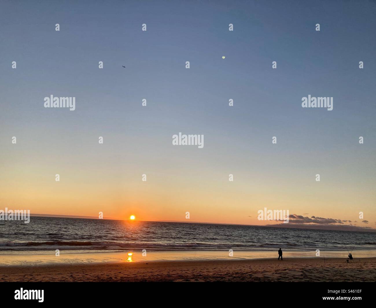 Blick auf den Sonnenuntergang am Strand von Lagoa de Albufeira, Region Sesimbra. Atlantik und langer Sandstreifen. Stockfoto