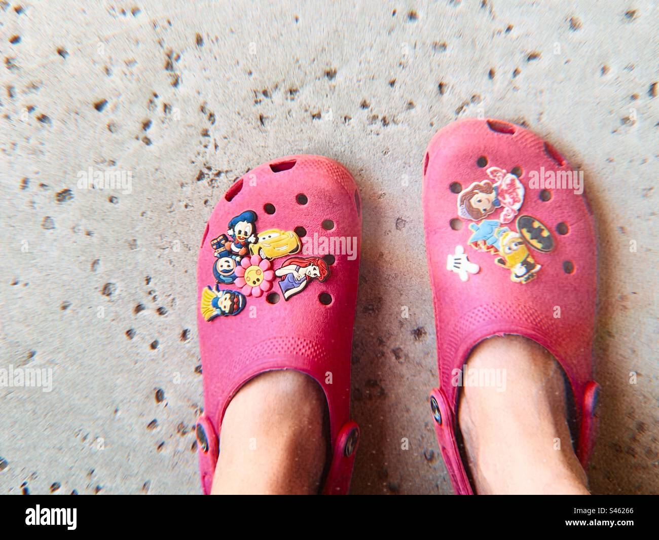 Pink crocs -Fotos und -Bildmaterial in hoher Auflösung – Alamy