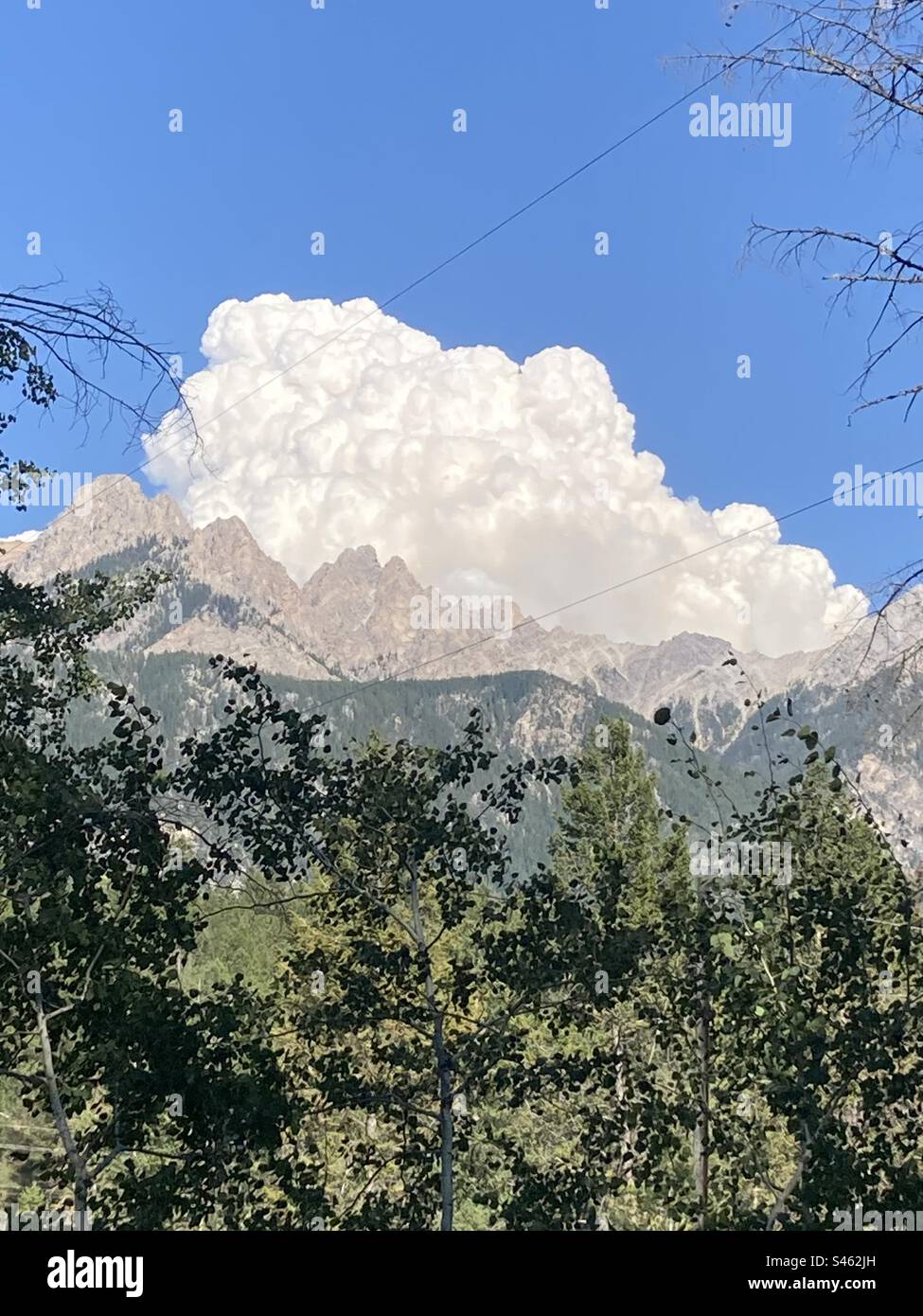 Rauch von einem der vielen Waldbrände in der Region Kootenay in British Columbia, Kanada. - Smartphone-aufgenommenes Stockfoto
