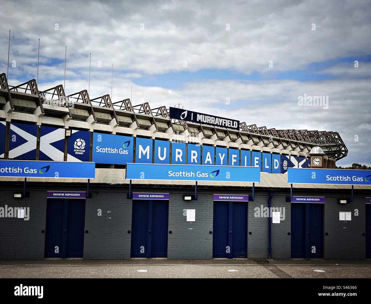 Drehkreuze vor dem Murrayfield-Stadion in Edinburgh, Schottland. Murrayfield ist die Heimat des schottischen Rugbyteams. Stockfoto