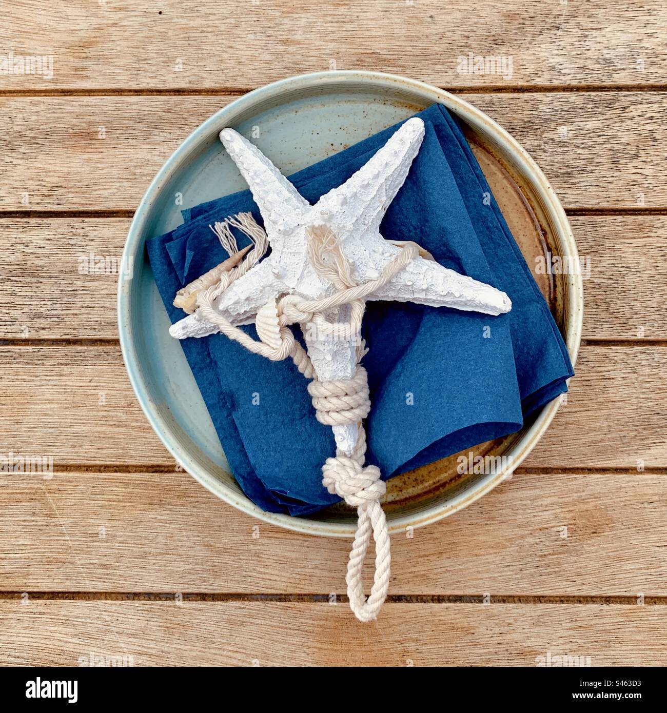 Tischdekoration im Meeresstil in einem Restaurant - Smartphone-aufgenommenes Stockfoto