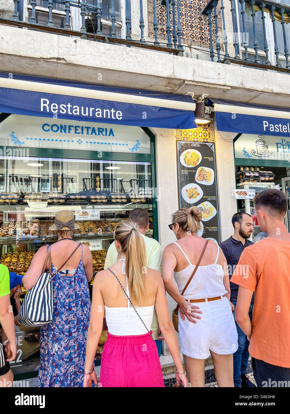 Touristen sehen die Herstellung von Pastéis de Nata-Vanilletörtchen in Lissabon, Portugal Stockfoto