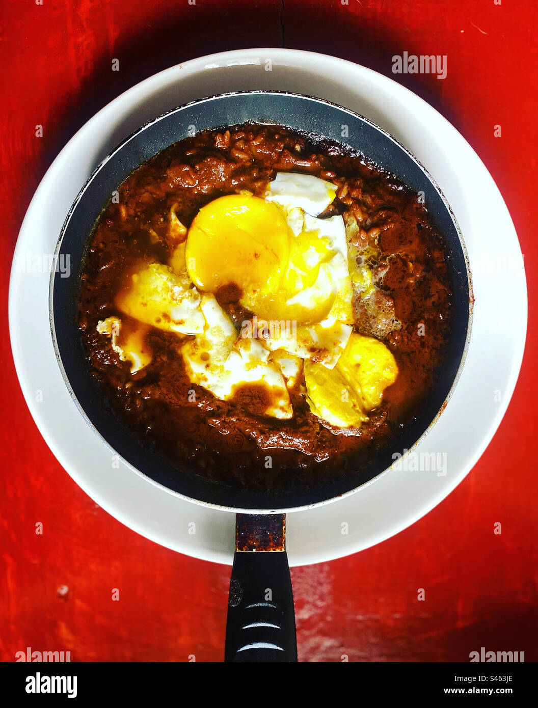 Huevos rotos mit Mole Poblano mit Schokolade zum Frühstück in Mexiko Stockfoto