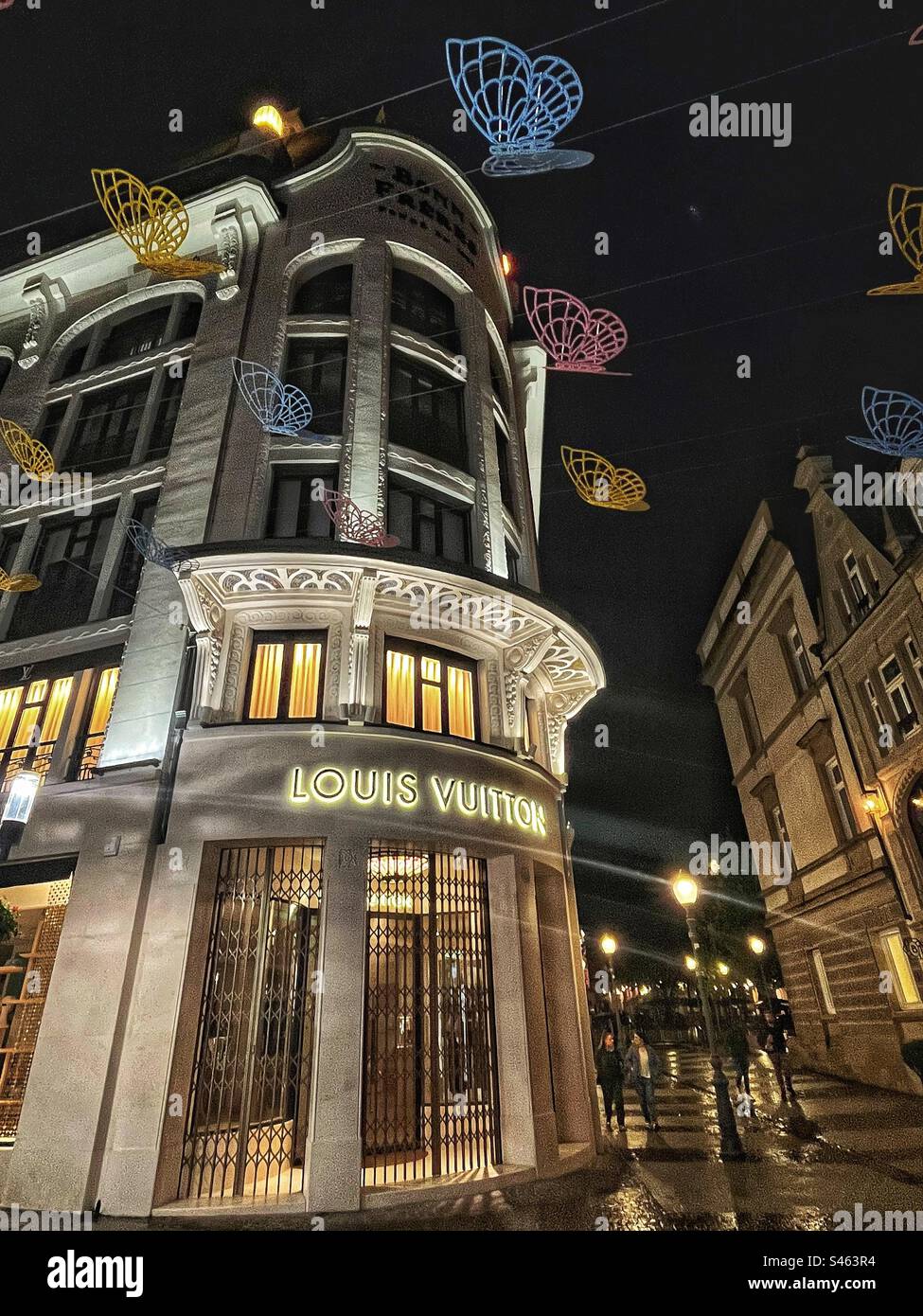 Louis Vuitton Shop in Luxemburg - bei Nacht - Lichter der Einkaufsstraße und dekorativer Schmetterling Stockfoto