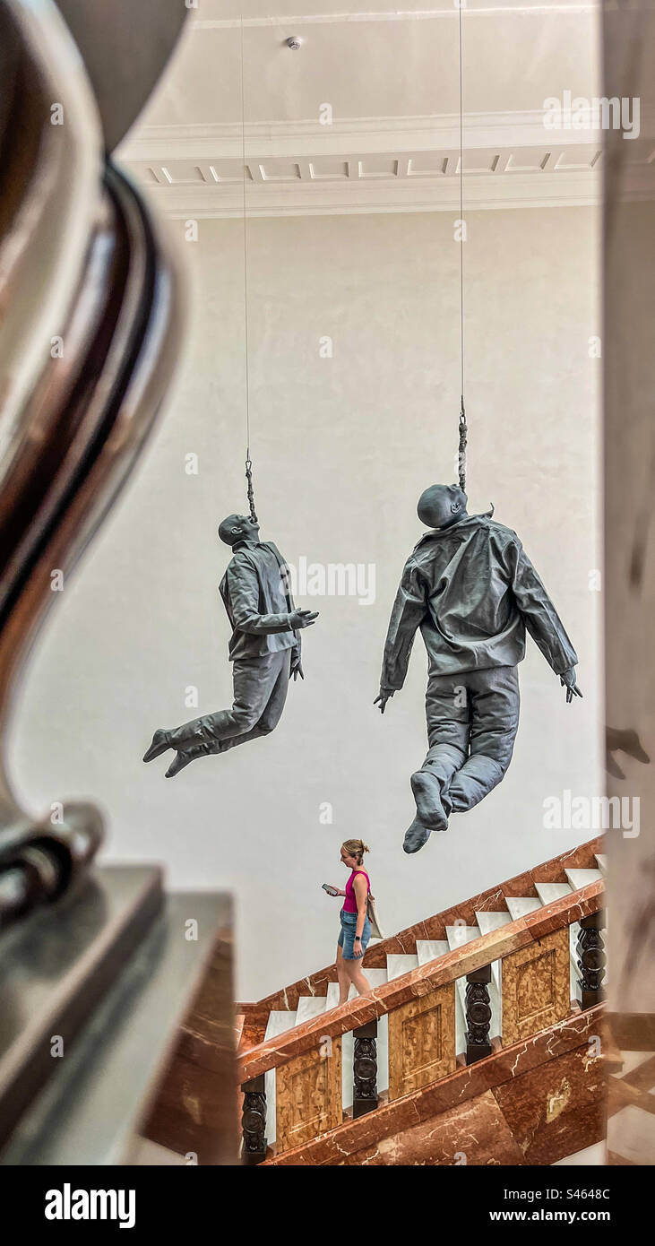 Das erhängende menschliche Museum der bildenden Künste in Bilbao in Spanien - Smartphone-aufgenommenes Stockfoto