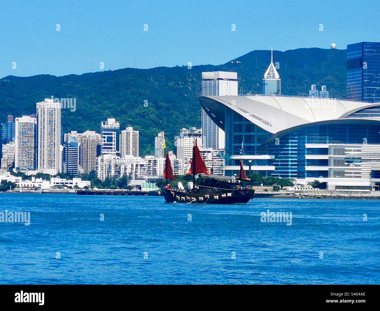 Blick auf das EAN Chai Convention Center in Hong Kong. - Smartphone-aufgenommenes Stockfoto