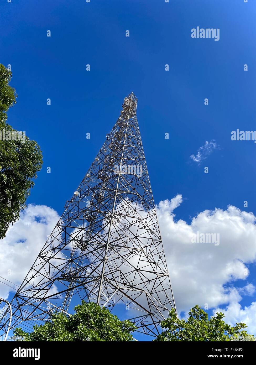 Tietê für die Signalerfassung von Mobiltelefonen unter dem natürlichen Hintergrund des blauen Himmels mit Wolken am sonnigen Herbsttag Stockfoto