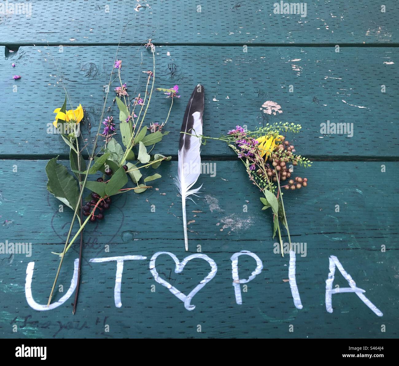 Utopie in weißer Kreide auf einem grünen Picknicktisch. Stockfoto
