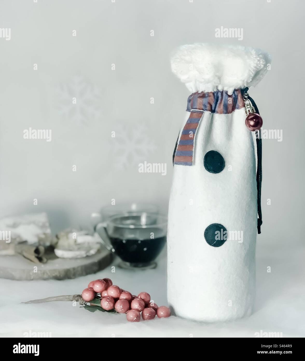 Weihnachtsgeschenk mit Glühwein, roten Beeren und Stollen Stockfoto