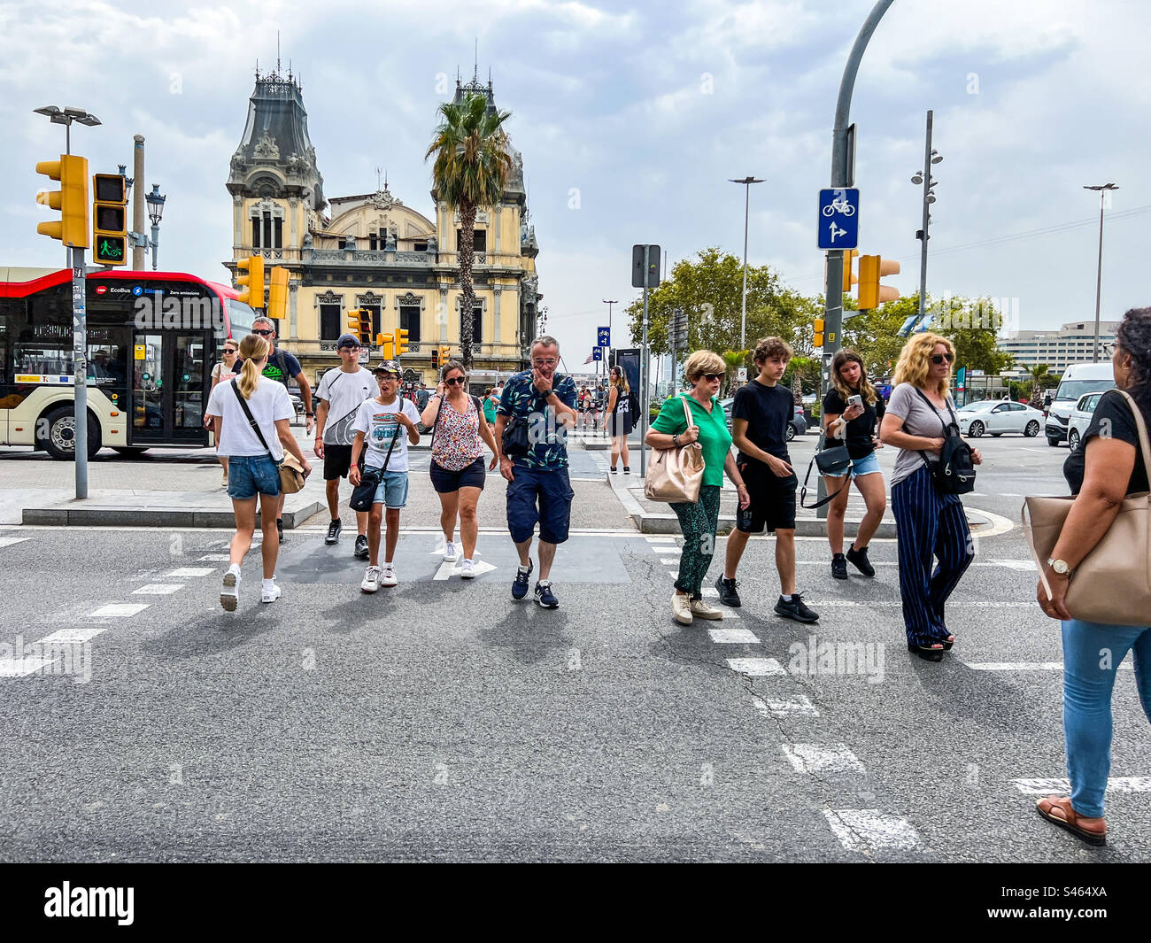 Fußgänger überqueren die Straße in Barcelona Stockfoto