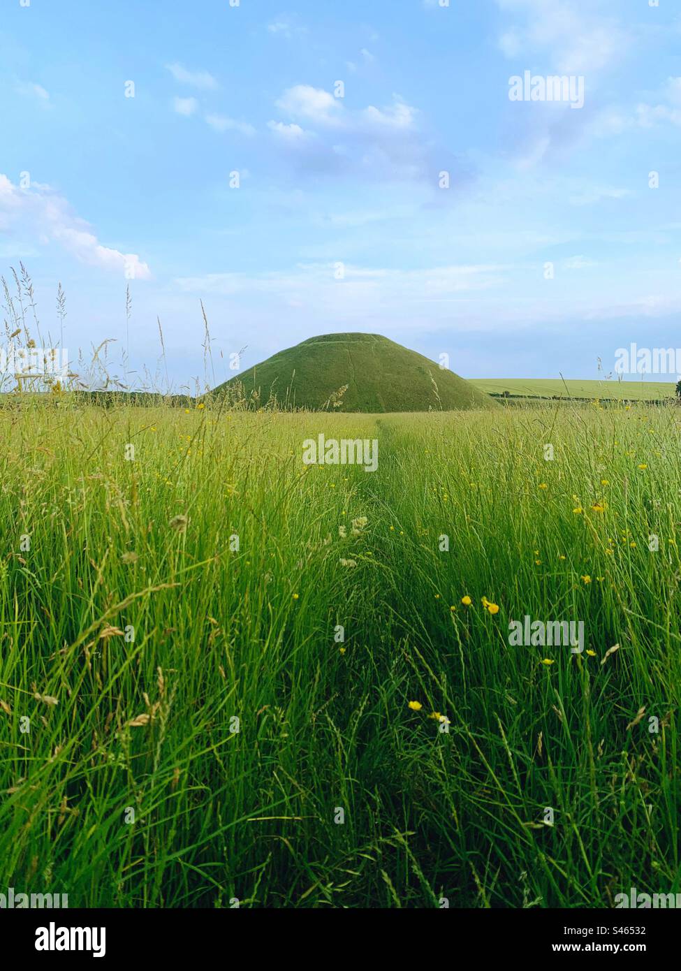 Die Sommerlandschaft des prähistorischen Kreidehügels Silbury Hill in Avebury Wiltshire England Großbritannien - britisch-englische Landschaft mit Pfad - Smartphone-aufgenommenes Stockfoto