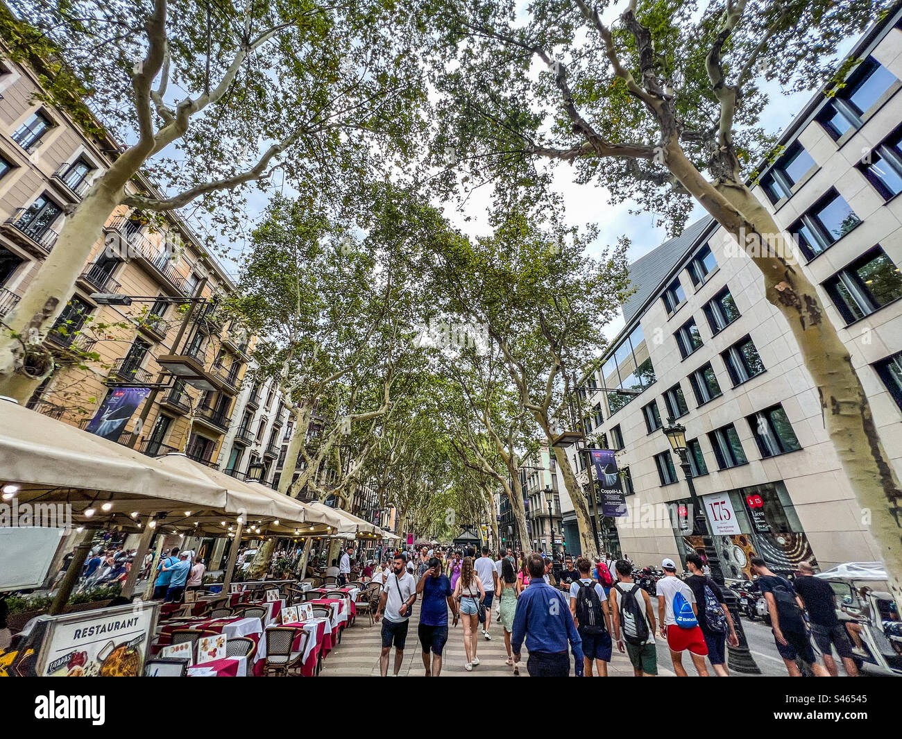 La Rambla ist voller Touristen in Barcelona Spanien Stockfoto