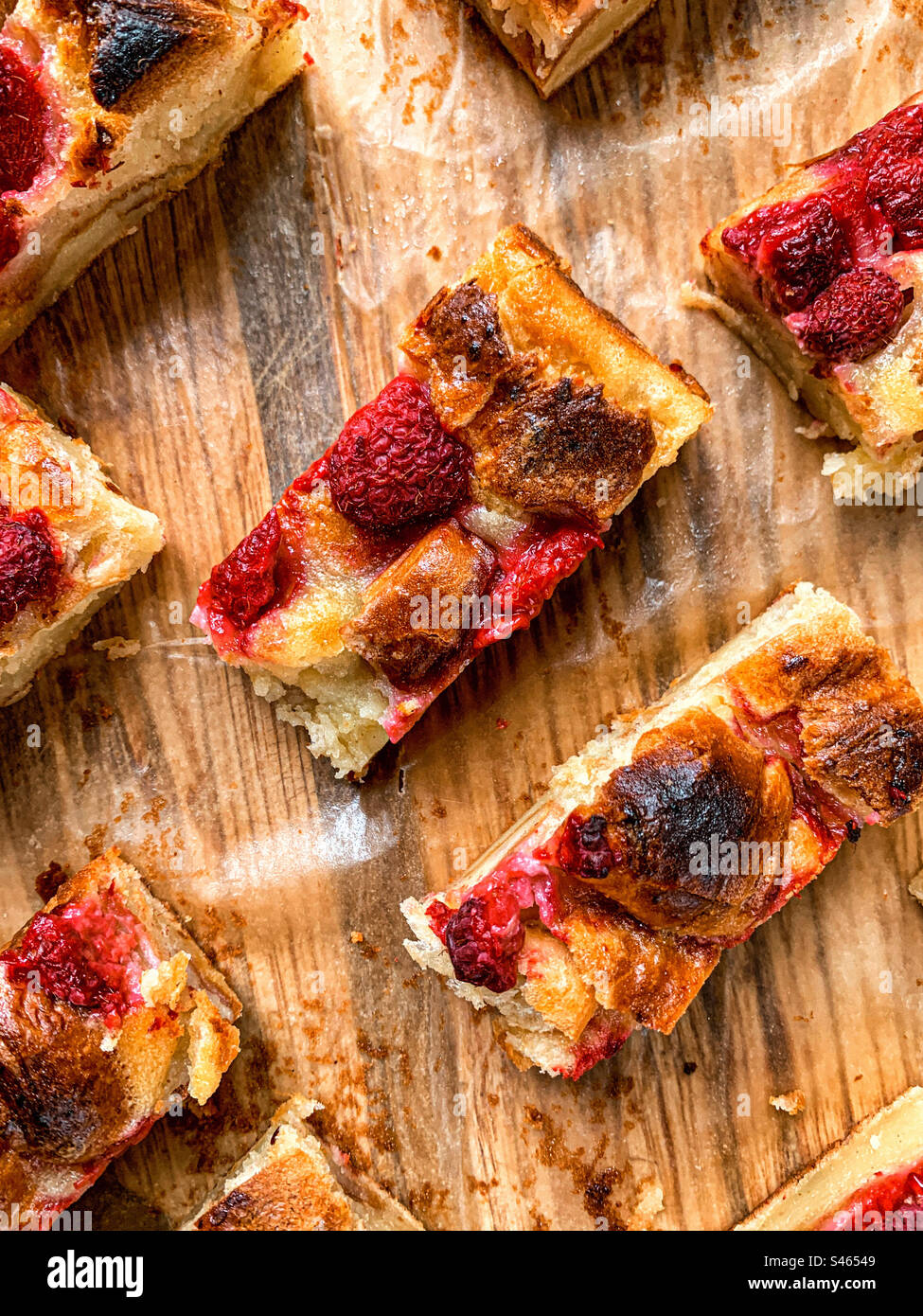 Himbeeren-Croissant-Backblech Stockfoto