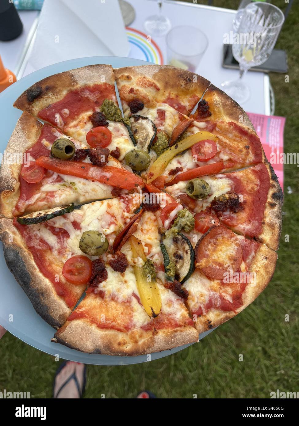 Hausgemachte Pizza auf einem Campingausflug Stockfoto