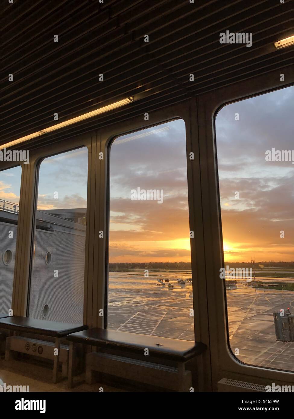 Sonnenuntergang vom Fenster des Flughafens aus gesehen Stockfoto