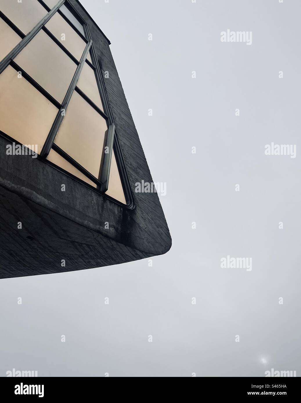 Freitragendes Betonvolumen des Museums des slowakischen Nationalaufstands in Banska Bystrica, Slowakei - Smartphone-aufgenommenes Stockfoto