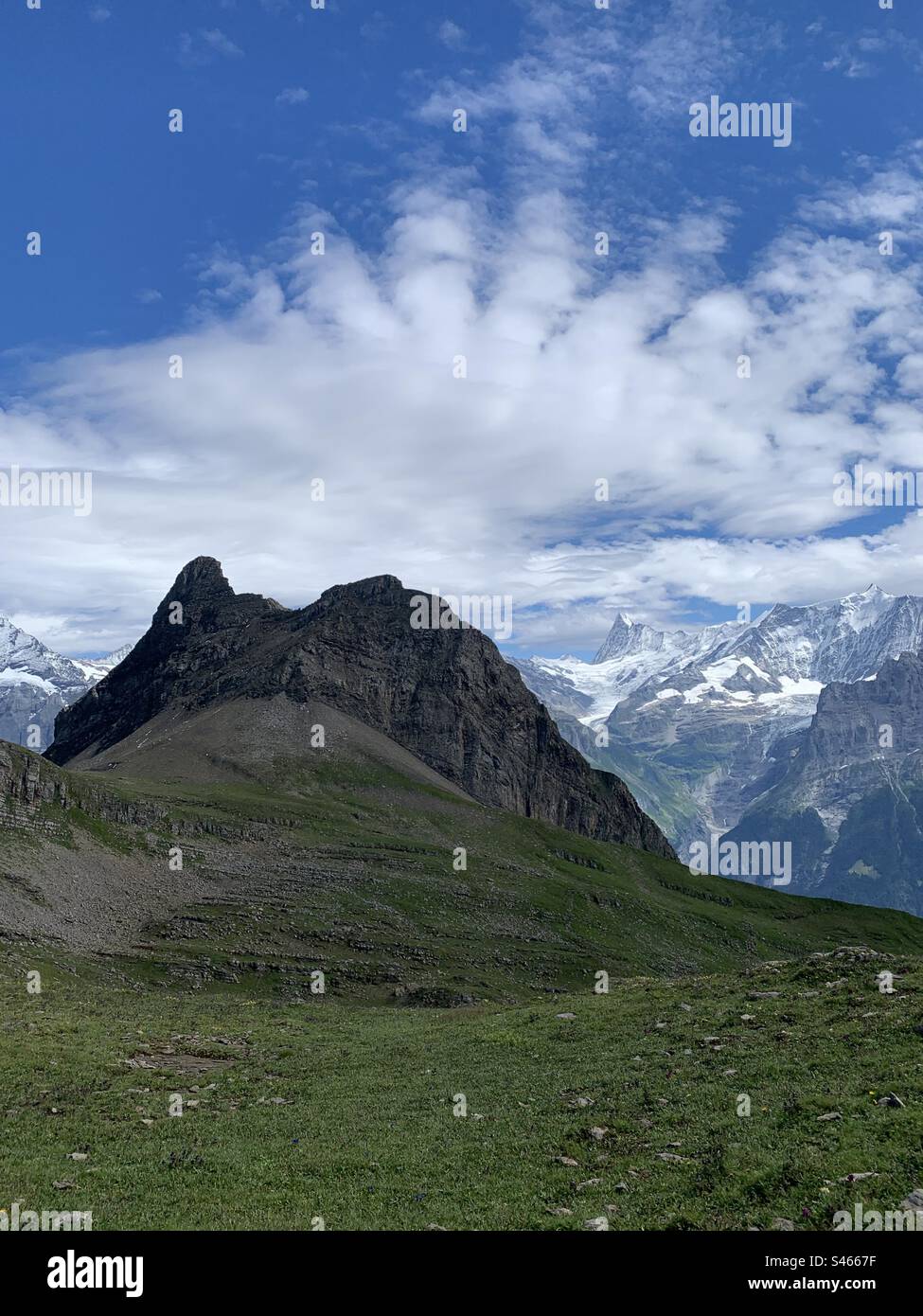 Berggipfel mit Wolkenbildung Schweizer alpen Stockfoto