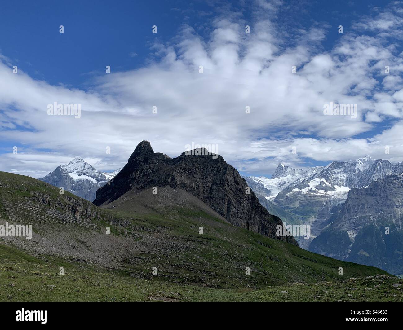 Berggipfel mit Wolkenbildung Schweizer alpen Stockfoto