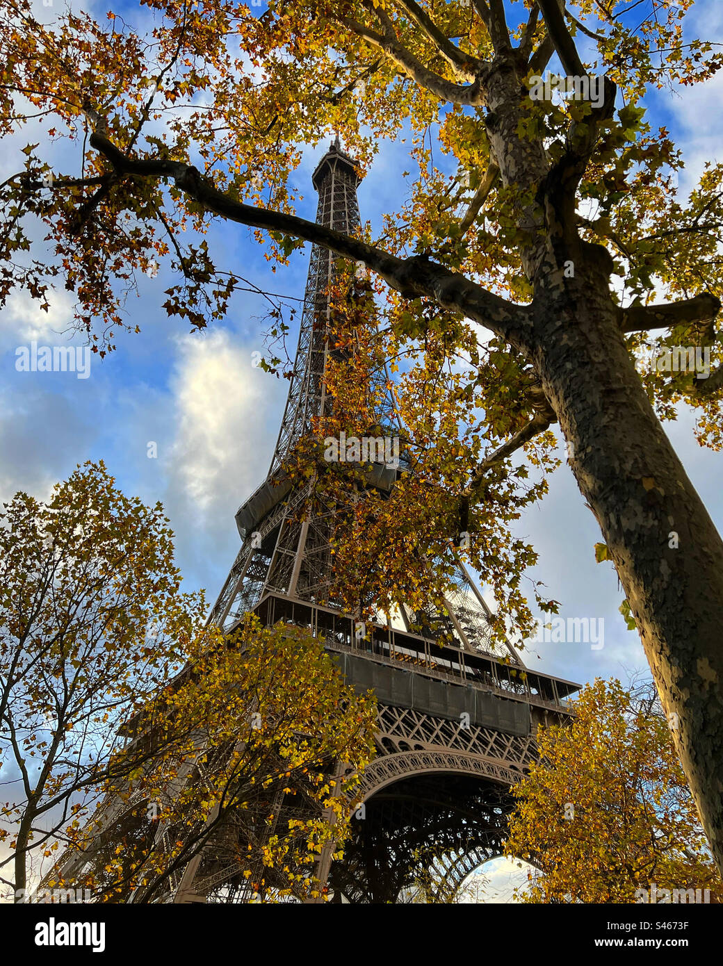 Eiffelturm im Herbst Stockfoto