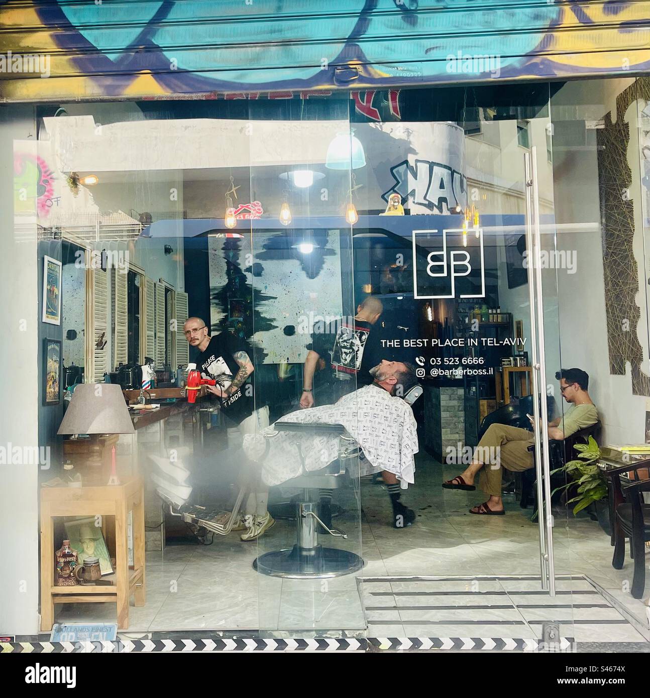 Der stilvolle Barberboss-Friseursalon in der King George V Street in Tel Aviv, Israel. Stockfoto