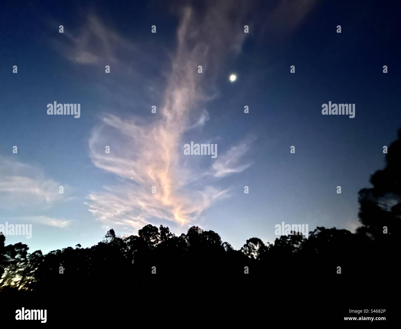 Mond und Wolke bei Sonnenuntergang Stockfoto