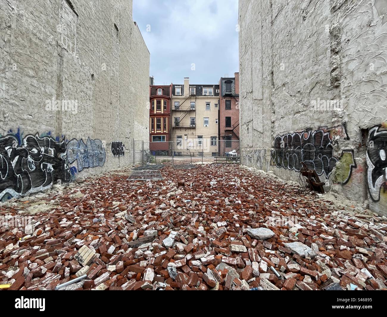 Leerer Stadtbauplatz mit verstreuten Ziegeln und Abfällen im Stadtzentrum von Philadelphia, Pennsylvania, USA Stockfoto
